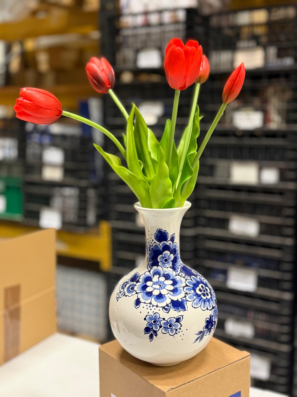 Kunst tulpen met Delfts blauw vaas - 20 cm - In geschenktas